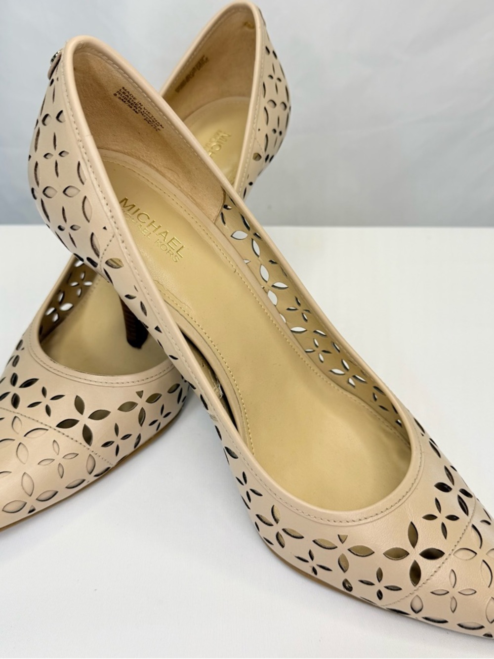 Michael Kors 8.5 Nude Thalia Laser-Cut Leather Pumps EUC